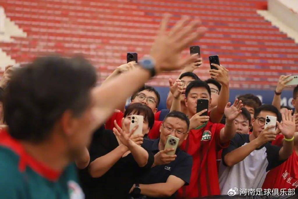 球场赛事燃烧着激情火焰，引领球迷沸腾的简单介绍