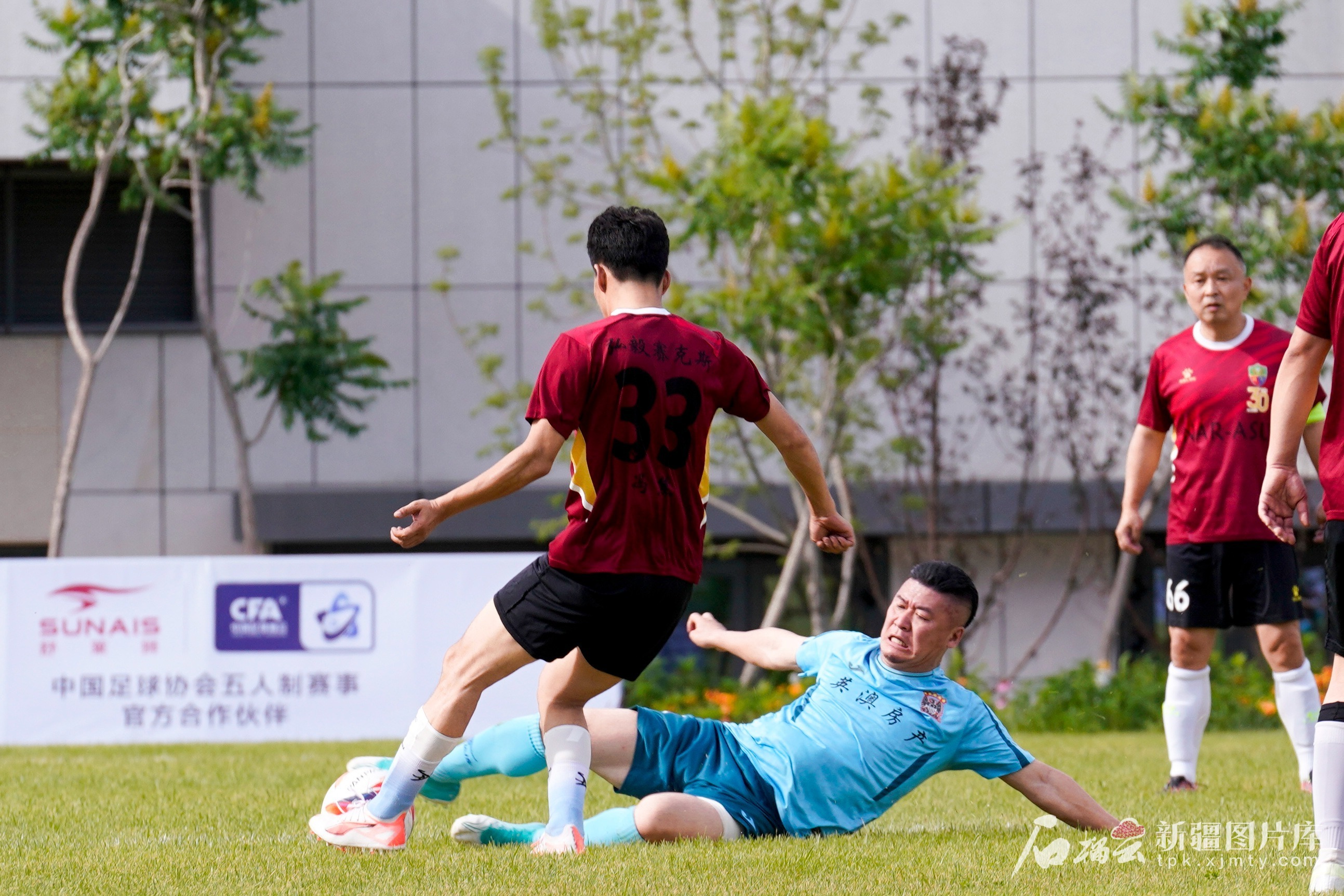 角逐激烈！足球比赛场上抢眼表现