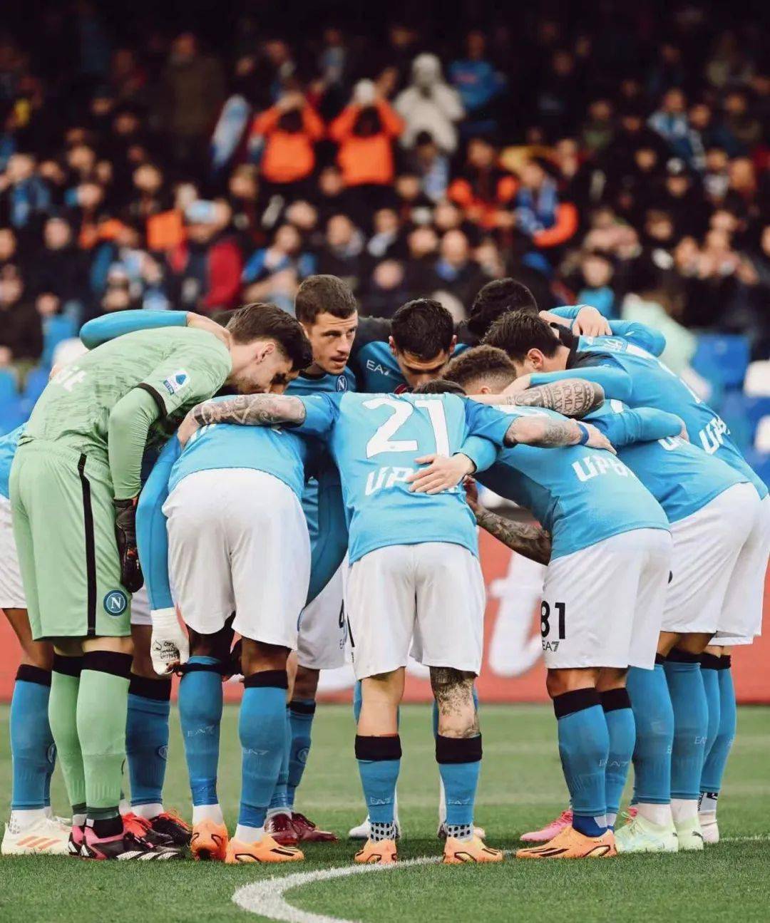 AC米兰球迷现场抗议，要求更换主教练的简单介绍