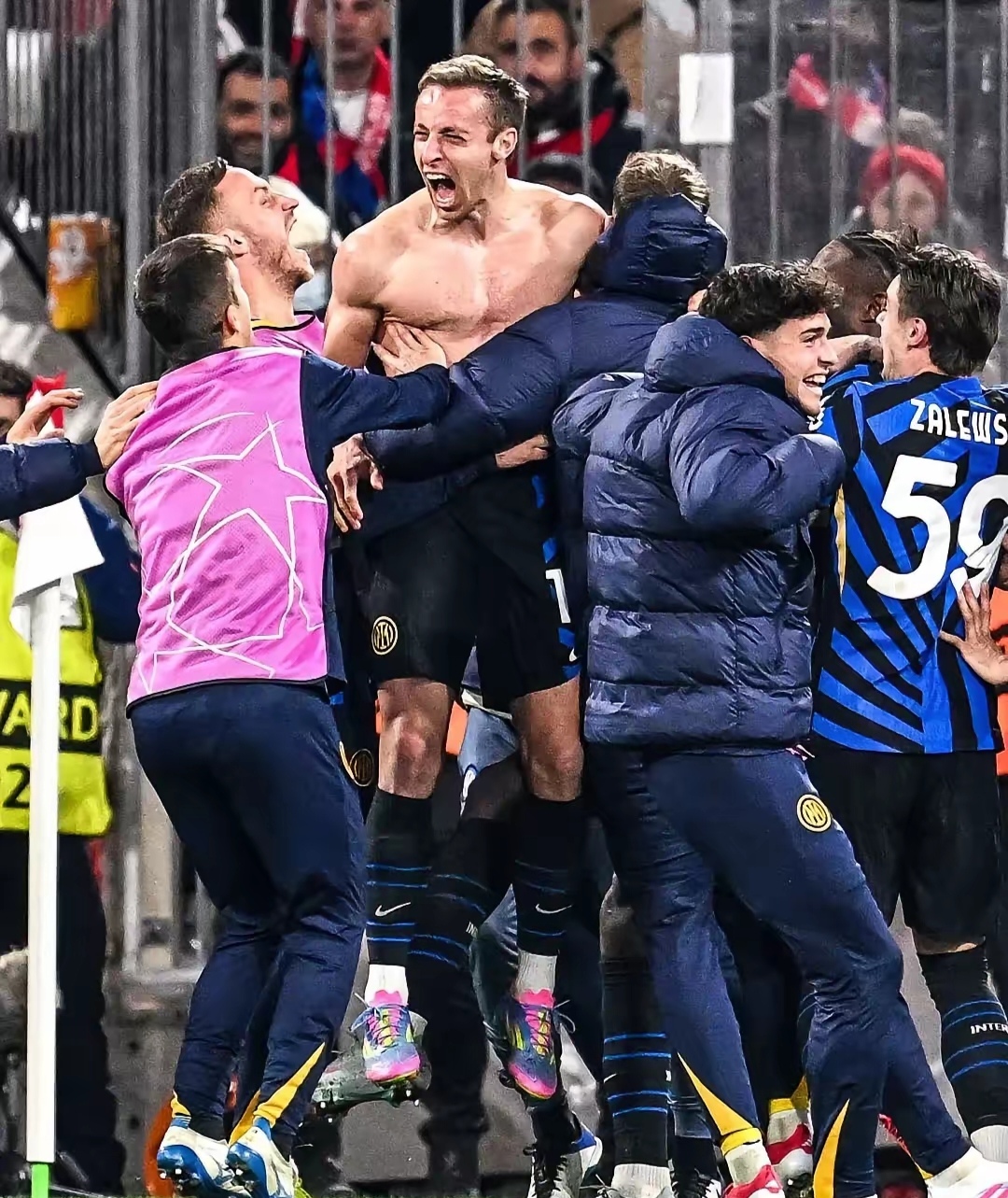 拜仁慕尼黑客场战胜曼联,小组出线前景一片光明 拜仁慕尼黑客场战胜曼联,小组出线前景一片光明