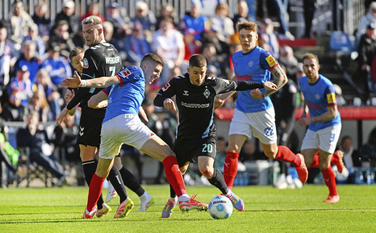 包含阿拉维斯逼平巴塞罗那，惜败获平的词条